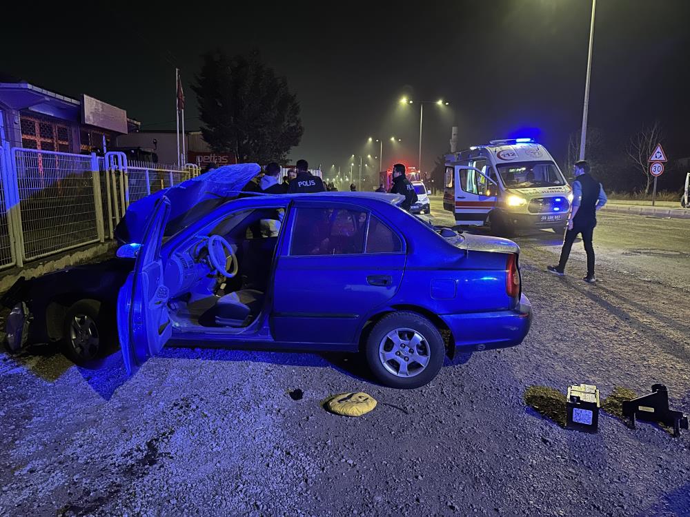 Kontrolden çıkan otomobil bariyere ve iş yerinin duvarına çarptı: 1'i ağır 5 yaralı-1