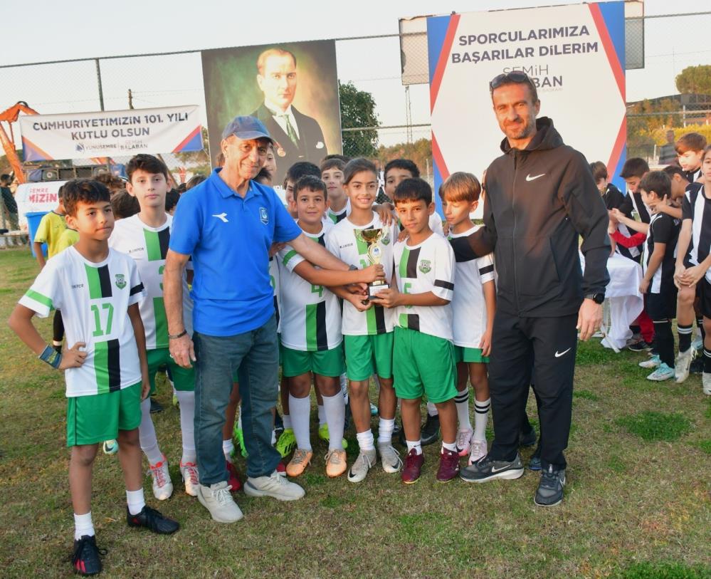 Yunusemre'de 29 Ekim Futbol Turnuvası'nın kazananı belli oldu