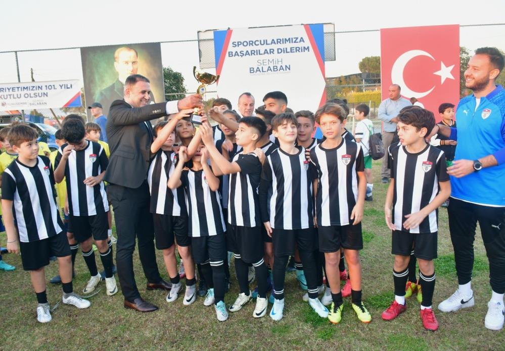 Yunusemre'de 29 Ekim Futbol Turnuvası'nın kazananı belli oldu-1