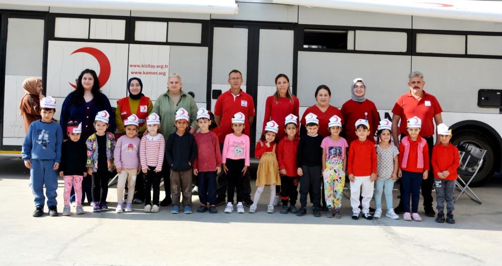 Öğrenci velileri kan bağışında bulundu