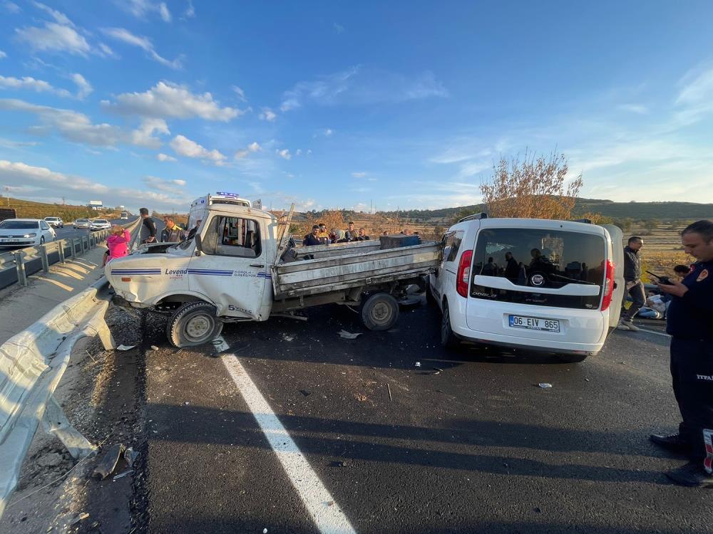 Manisa'da hafif ticari araç ile kamyonet çarpıştı: 4 yaralı