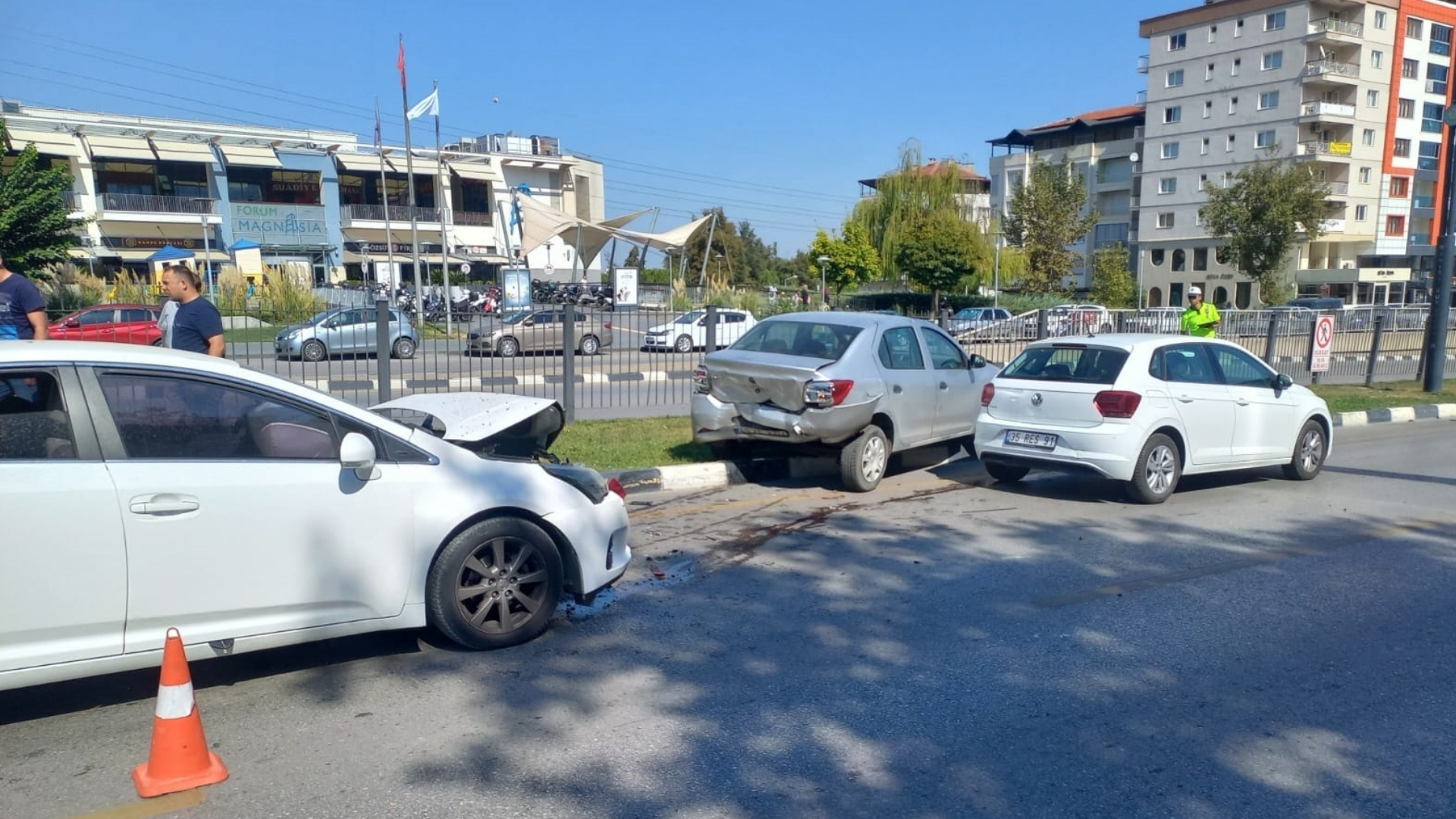 Manisa'da 3 Aracın Karşıtğı Zincirleme Kaza-2