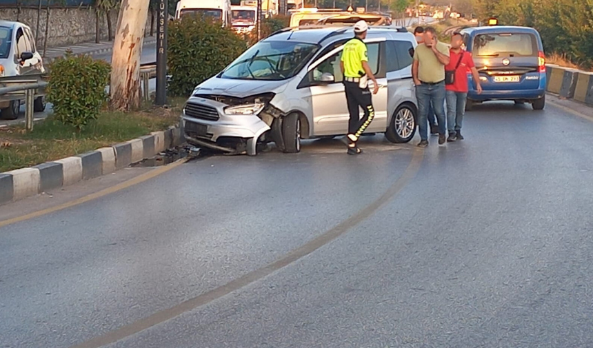 Manisa'da Hafif Ticari Araç Orta Refüje Çarptı 1 Yaralı 1