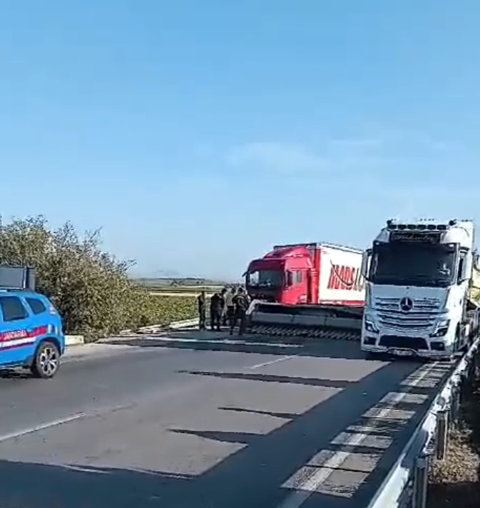 Manisa'da Seyir Halindeki Tır, Biçerdövere Arkadan Çarptı! (1)