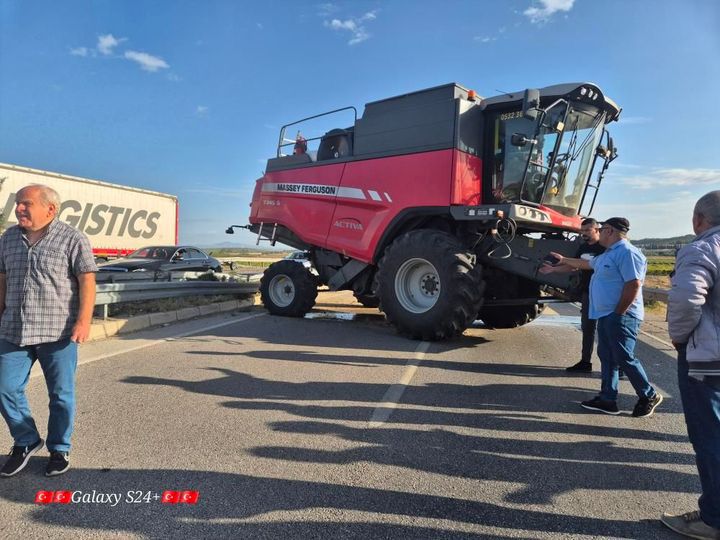 Manisa'da Seyir Halindeki Tır, Biçerdövere Arkadan Çarptı! (2)