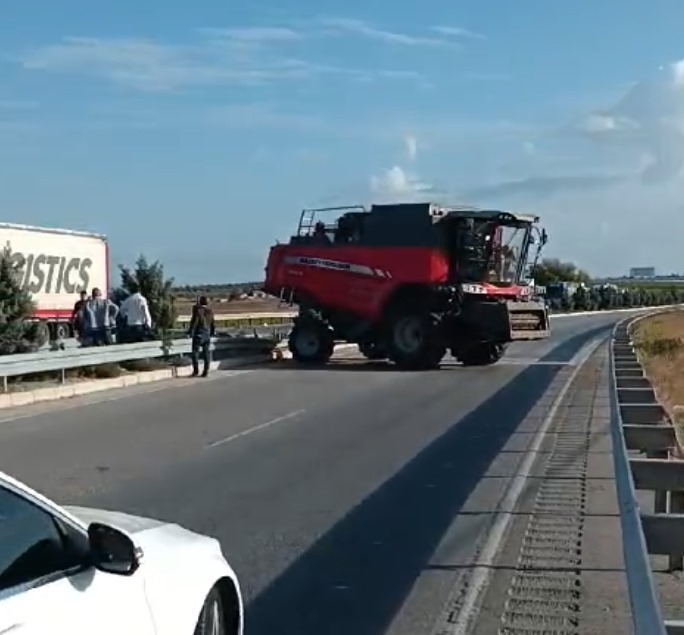 Manisa'da Seyir Halindeki Tır, Biçerdövere Arkadan Çarptı! (4)