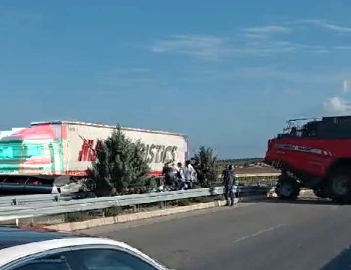 Manisa'da Seyir Halindeki Tır, Biçerdövere Arkadan Çarptı! (5)