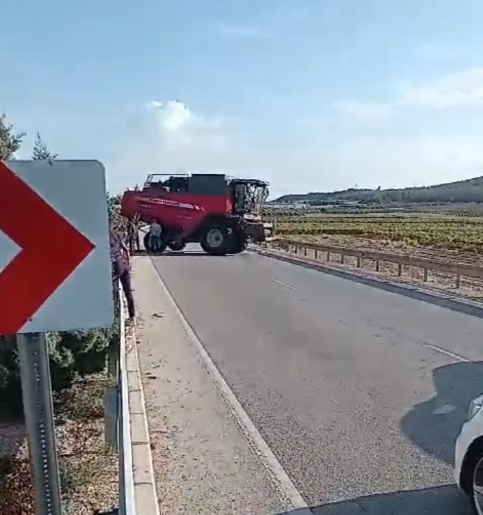 Manisa'da Seyir Halindeki Tır, Biçerdövere Arkadan Çarptı! (6)