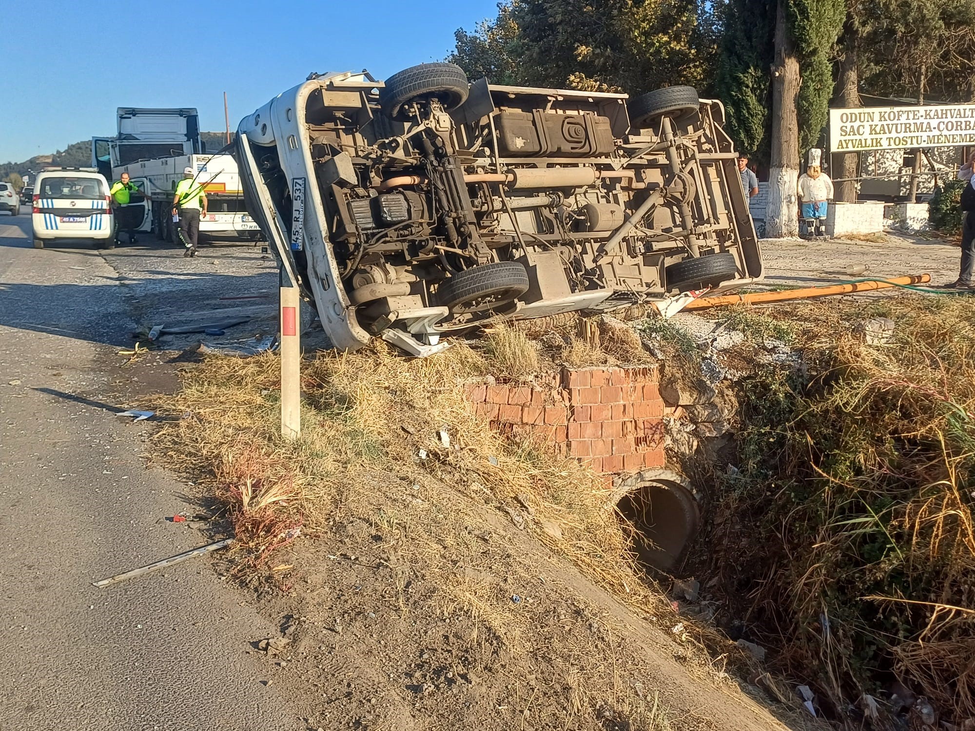 Salihli'de Tır, Servis Minibüsüne Arkadan Çarptı 1 Yaralı (2)