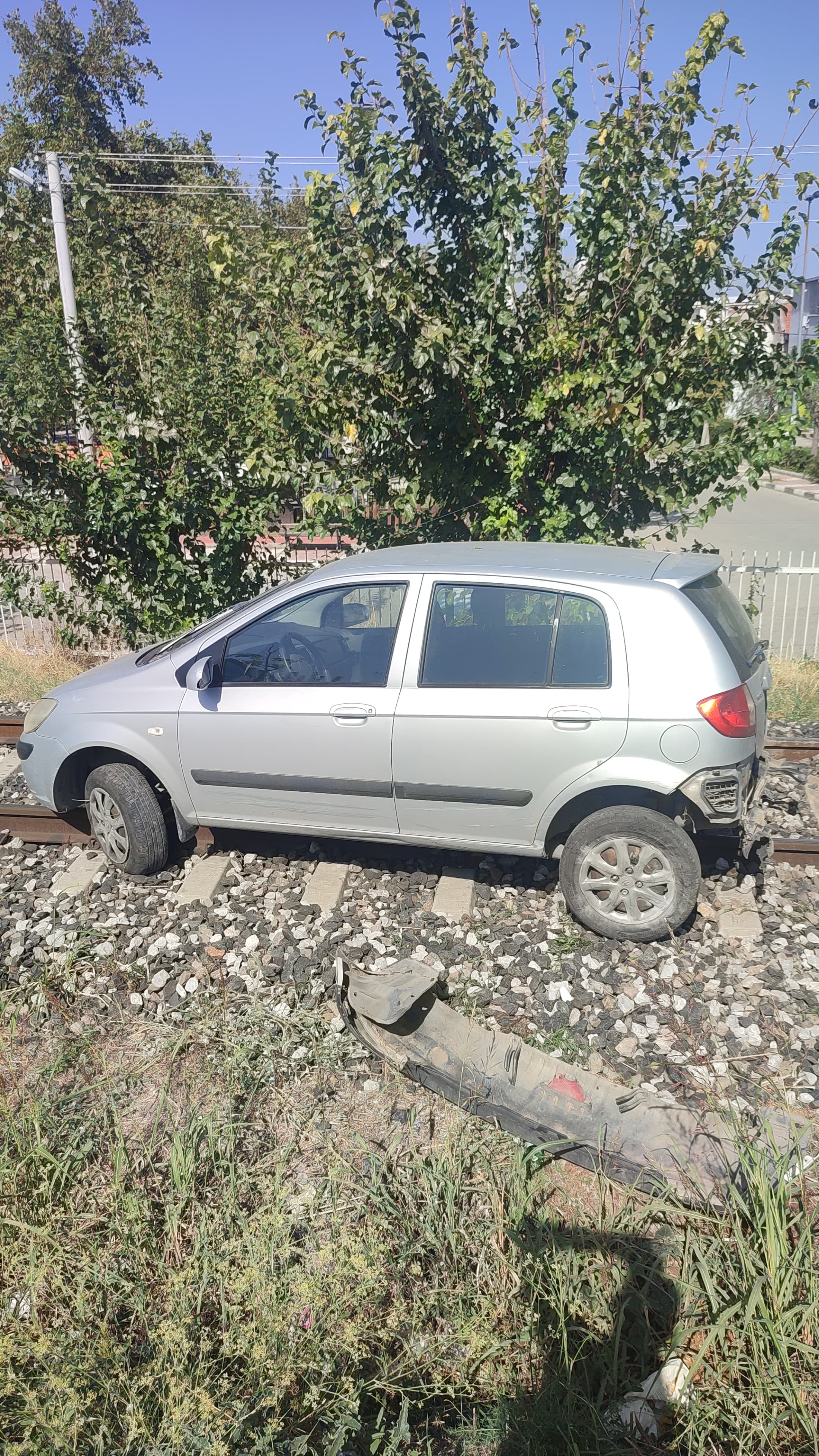 Manisa'da otomobil demiryoluna uçtu! 2 yaralı-3