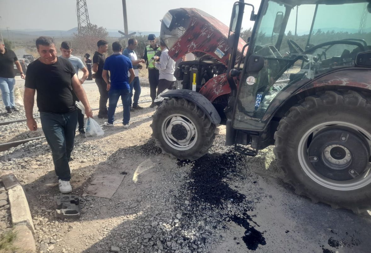 kırkağaç’ta traktör ile yolcu treni çarpıştı!