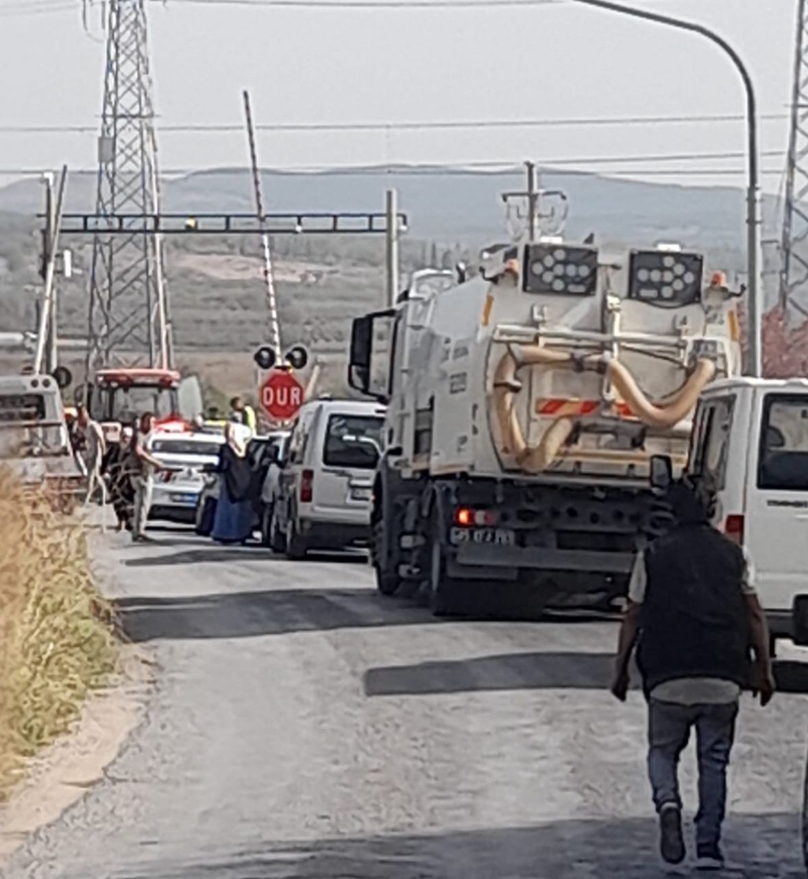 kırkağaç’ta traktör ile yolcu treni çarpıştı!