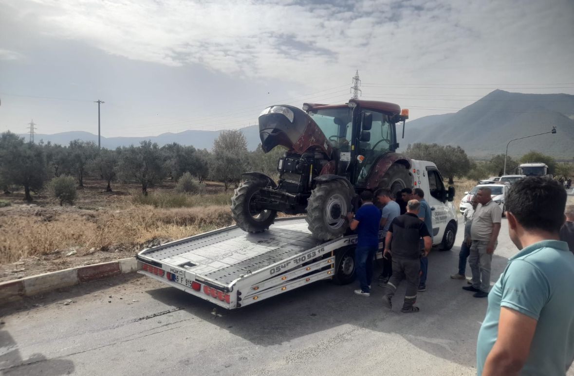 kırkağaç’ta traktör ile yolcu treni çarpıştı!-1