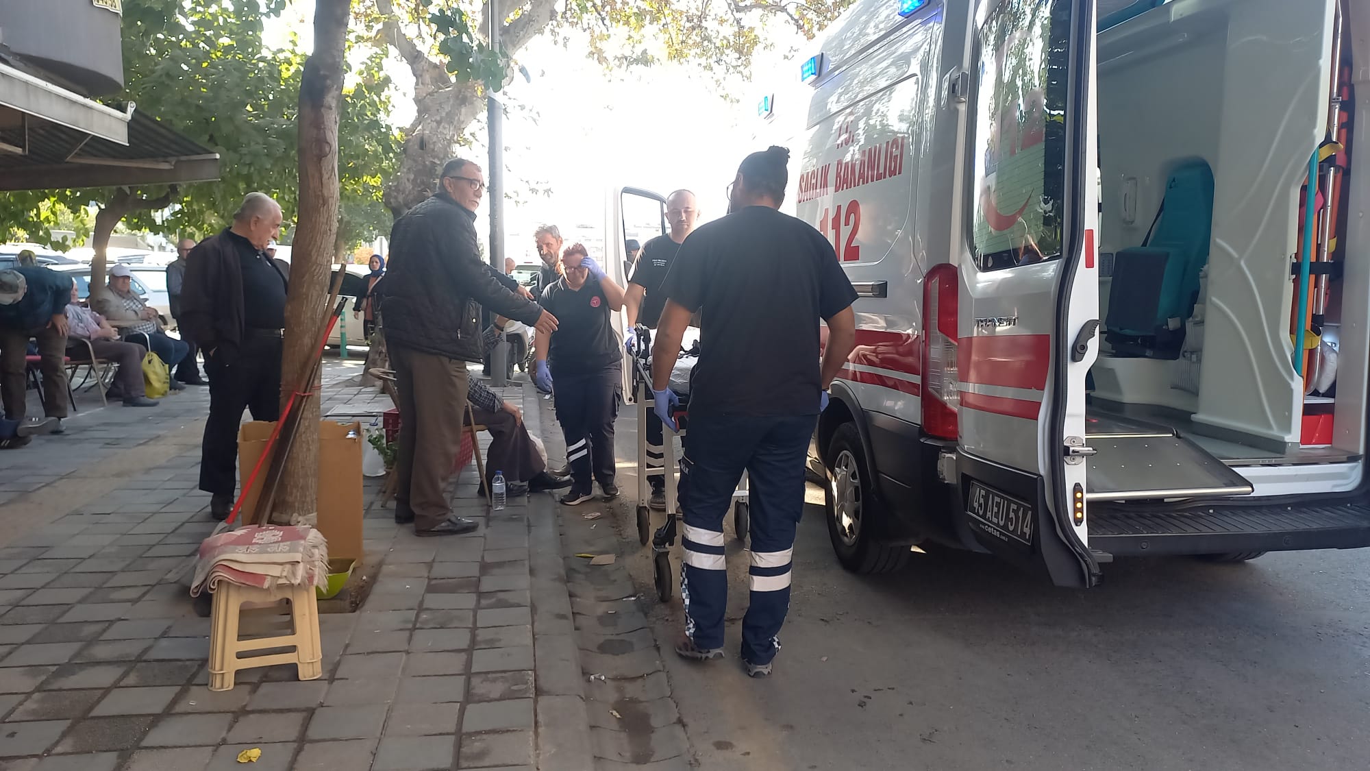 Manisa'da karşıya geçmeye çalışan yaya canından oluyordu