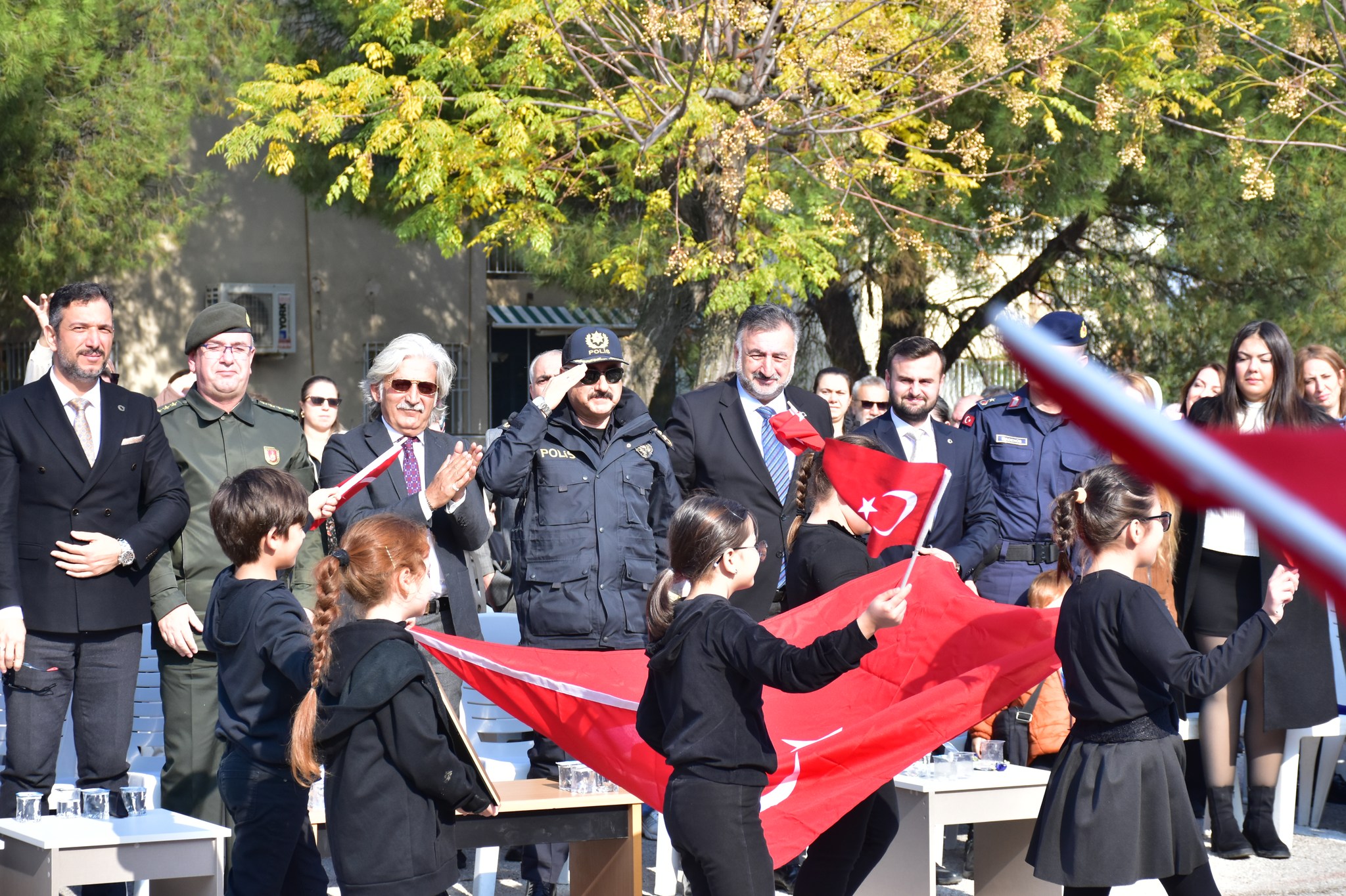 Manisa'da görevi başında şehit düşen Turan Sütçü'nün adı Laleli İlkokuluna verildi