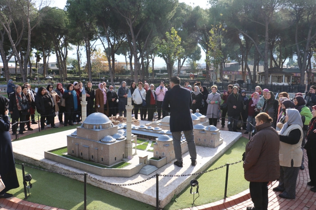 80 Kişilik Kadın Kafilesi Adım Adım Manisa'yı Gezdi