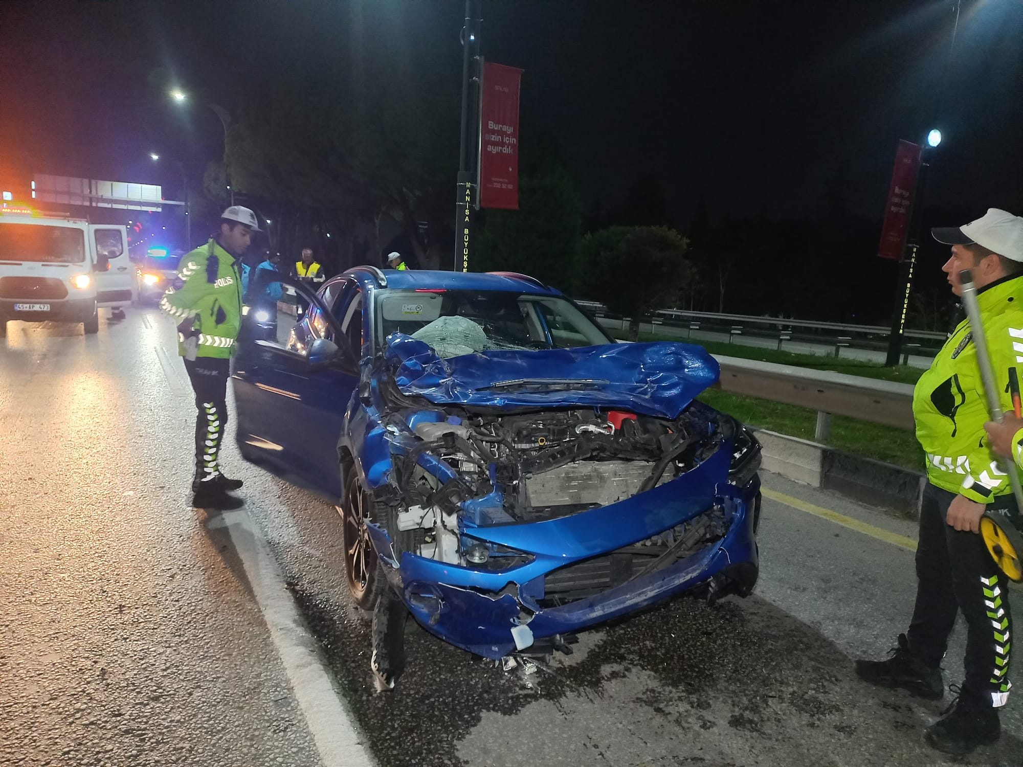 Manisa'da yılkı atına çarpan otomobildeki 3 kişi yaralandı