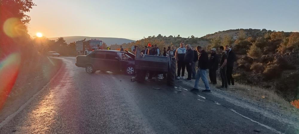 Traktör ile otomobil kafa kafaya çarpıştı: 2 ölü