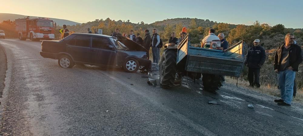 Traktör ile otomobil kafa kafaya çarpıştı: 2 ölü