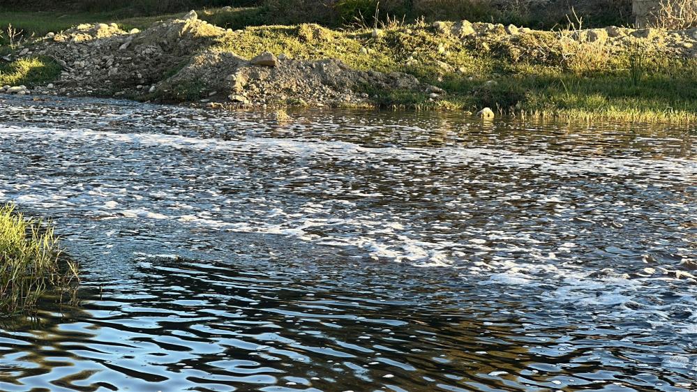 Uşak OSB'den bırakılan atıkların Gediz Nehri'ni Zehirlediği iddia ediliyor: Çiftçiler İsyanda!