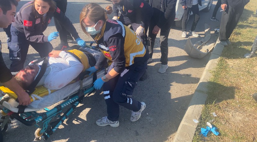 Kontrolden çıkan ambulans refüje çarparak yan yattı: 7 yaralı