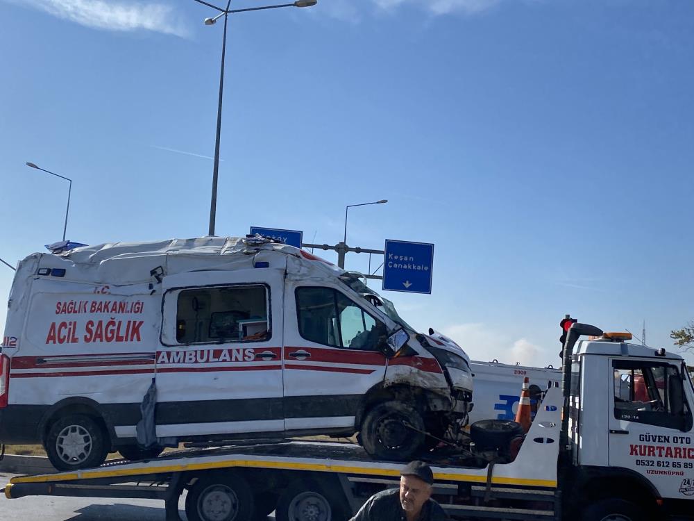 Kontrolden çıkan ambulans refüje çarparak yan yattı: 7 yaralı