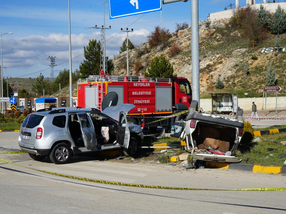 Hafif ticari araç ile otomobil çarpıştı: 1 ölü, 4 yaralı