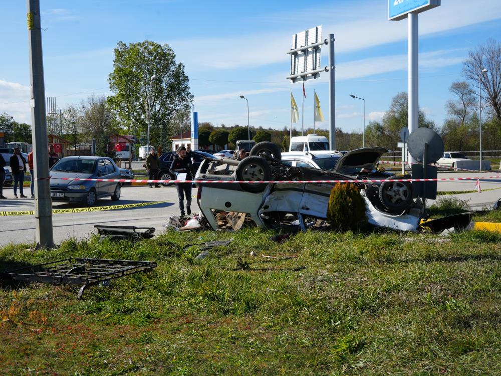 Hafif ticari araç ile otomobil çarpıştı: 1 ölü, 4 yaralı-1