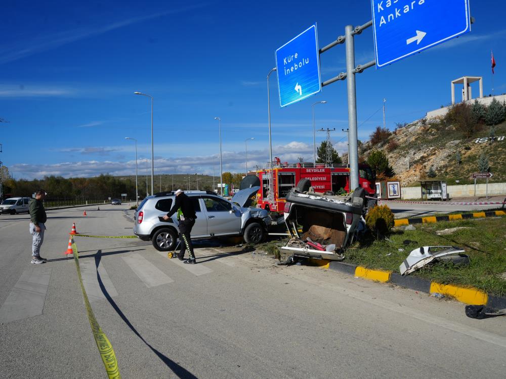 Hafif ticari araç ile otomobil çarpıştı: 1 ölü, 4 yaralı