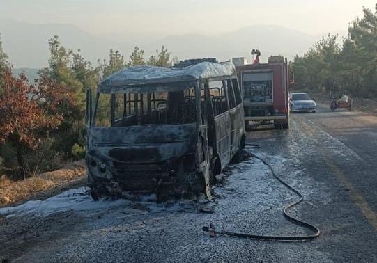 Denizli'de seyir halindeki minibüs alevlere teslim oldu