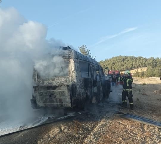 Denizli'de seyir halindeki minibüs alevlere teslim oldu-2