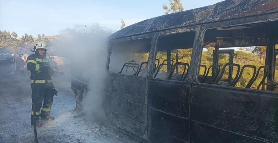 Denizli'de seyir halindeki minibüs alevlere teslim oldu-1