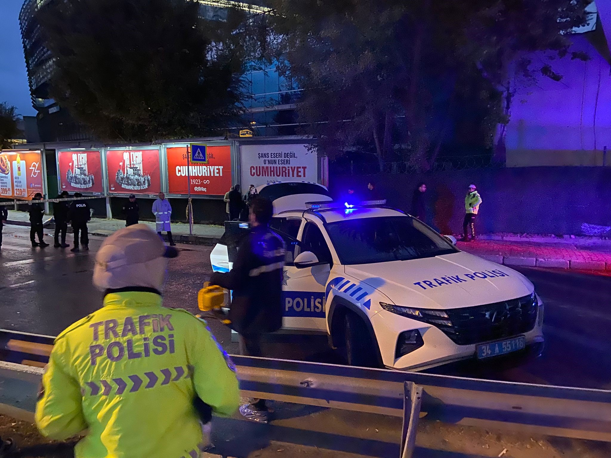 Trafik polisi kazaya müdahale ederken İETT otobüsünün çarpması sonucu şehit düştü!-1