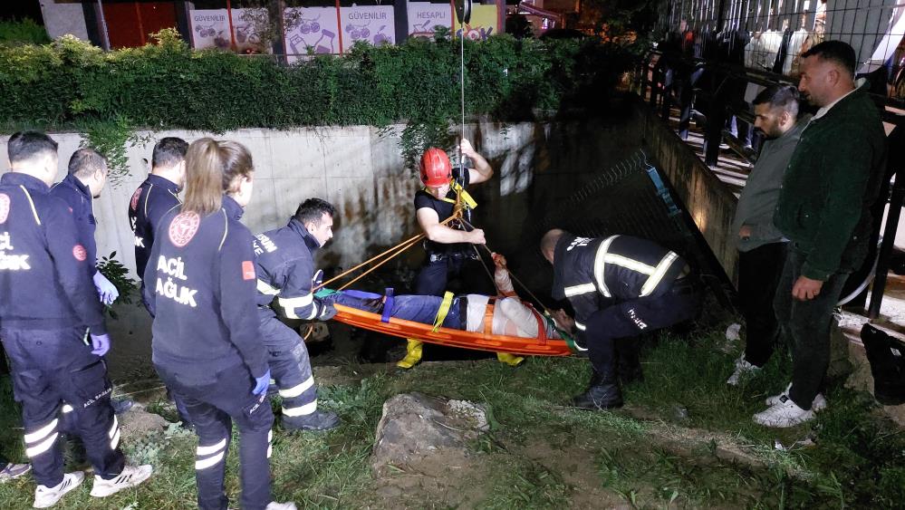 Dereye uçan otomobildeki 1 kişi öldü,1 kişi yaralandı