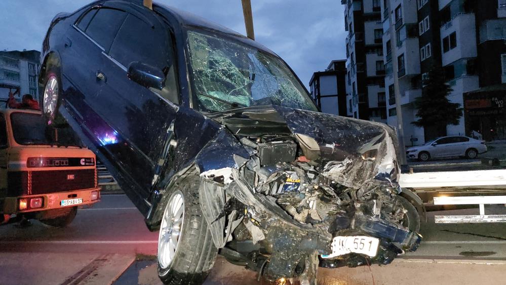 Dereye uçan otomobildeki 1 kişi öldü,1 kişi yaralandı-1