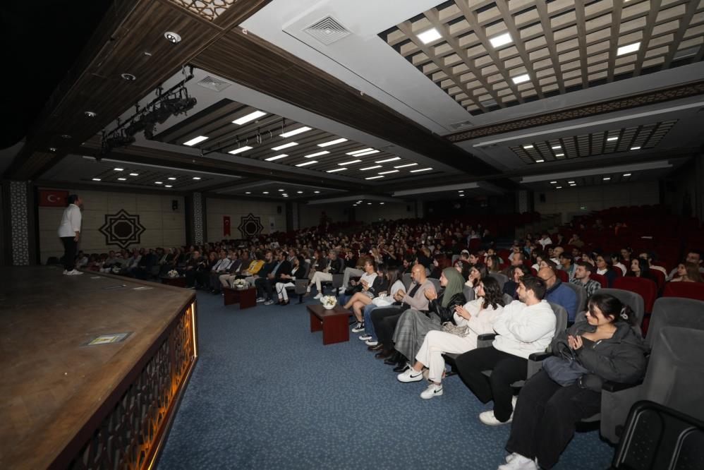 - Manisa CBÜ’lü öğrencilerin sahnelediği ‘Çılgın Dünya’ kırdı geçirdi