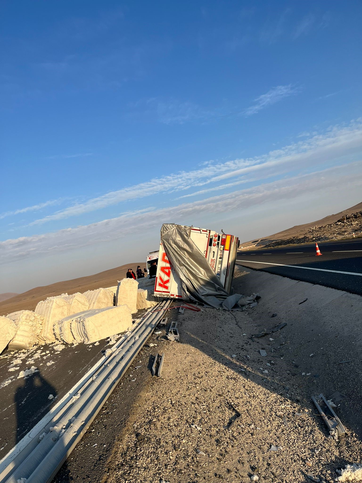 Kontrolden çıkan tırın devrilmesi sonucu 1 kişi öldü 1 kişi de yaralandı