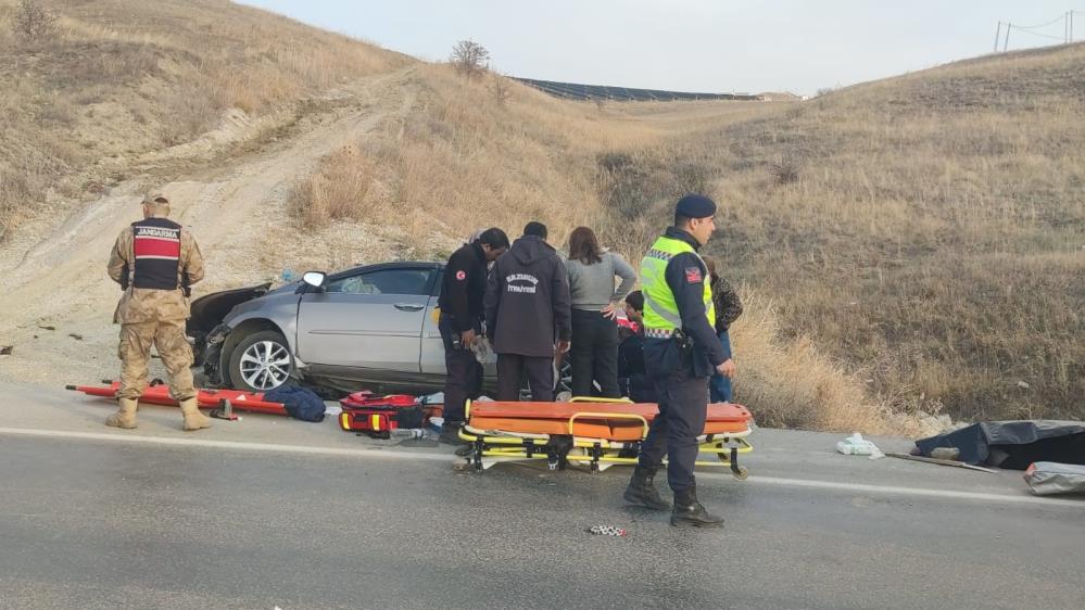 Kontrolden çıkan otomobil refüje çarpı: 2 ölü 3 yaralı