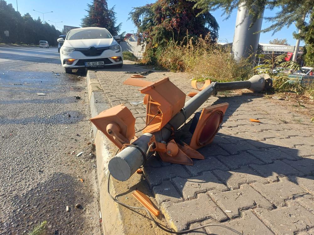 Salihli'de tırın arkadan çarptığı otomobil hurdaya dönerken sürücü sağ olarak kurtarıldı-1