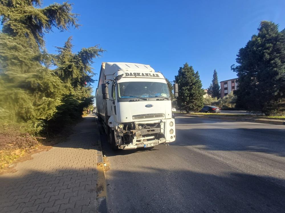 Salihli'de tırın arkadan çarptığı otomobil hurdaya dönerken sürücü sağ olarak kurtarıldı