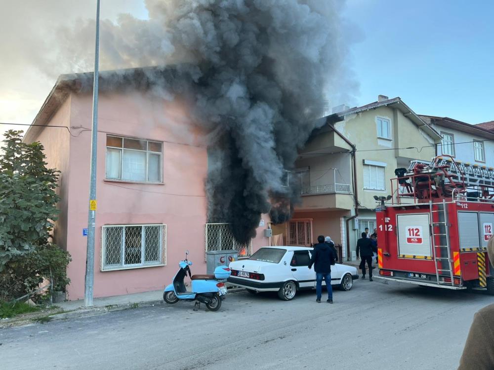 Evde çıkan yangında baba ve 3 yaşındaki çocuk hastaneye kaldırıldı-1