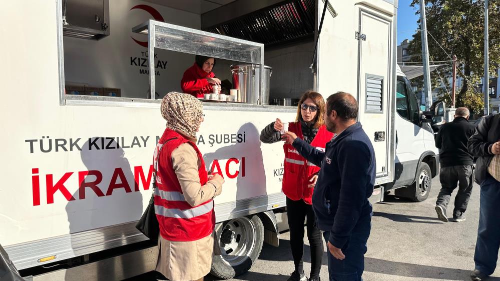 Kızılay'dan Manisalılara mesir macunu ikramı!