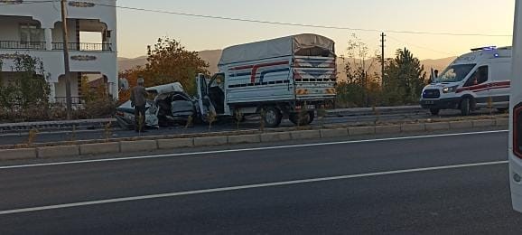 Otomobille kamyonetin çarpışması sonucu 1 kişi öldü 1 kişi yaralandı