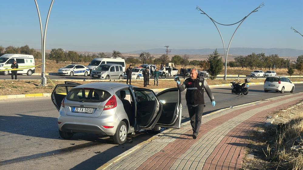 Motosikletli Yunuslar kavşakta otomobile çarptı! 2'si polis 4 yaralı-2