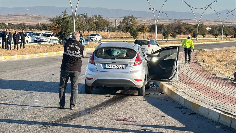 Motosikletli Yunuslar kavşakta otomobile çarptı! 2'si polis 4 yaralı