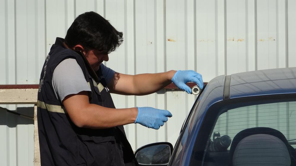 Park halindeki otomobilinde yarı çıplak halde ölü bulundu