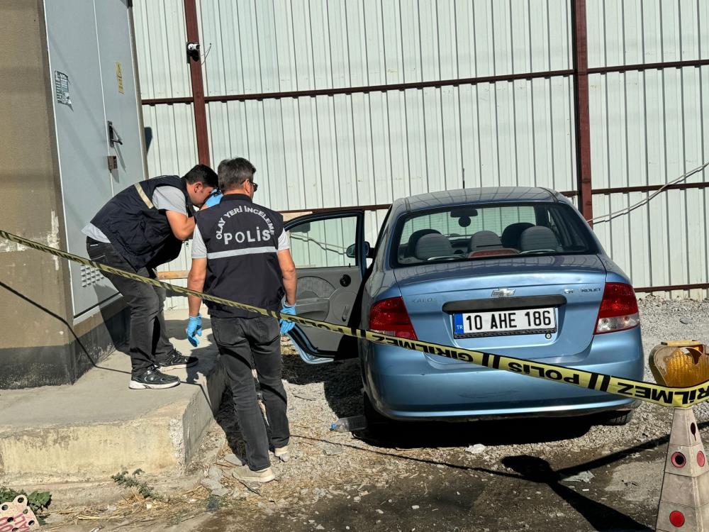 Park halindeki otomobilinde yarı çıplak halde ölü bulundu