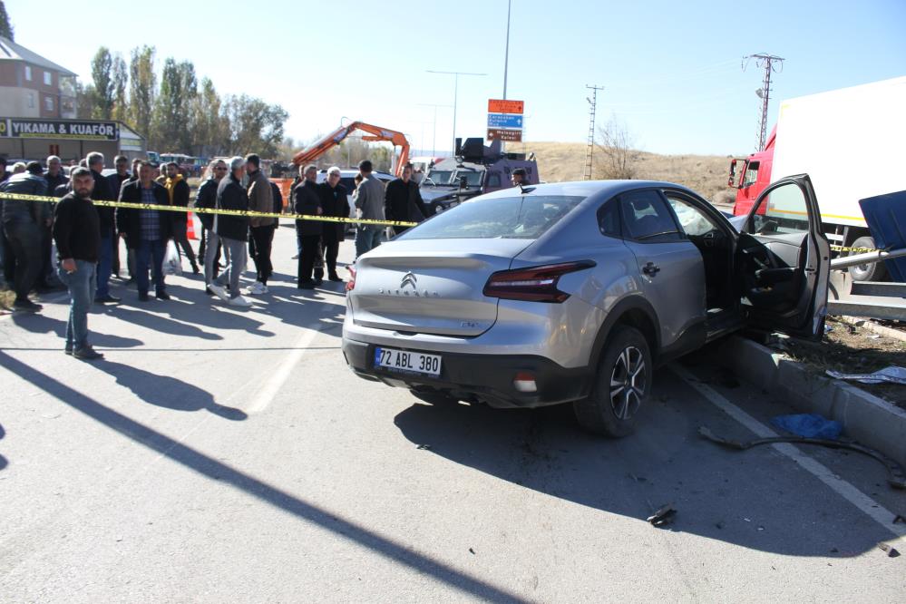 İki otomobil çarpıştı: 1 ölü 1 ağır yaralı