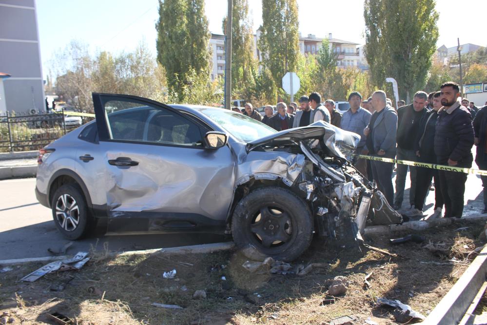 İki otomobil çarpıştı: 1 ölü 1 ağır yaralı