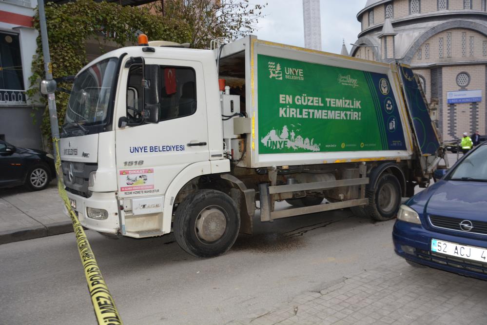 Emekli imam çöp kamyonun altında kalarak can verdi